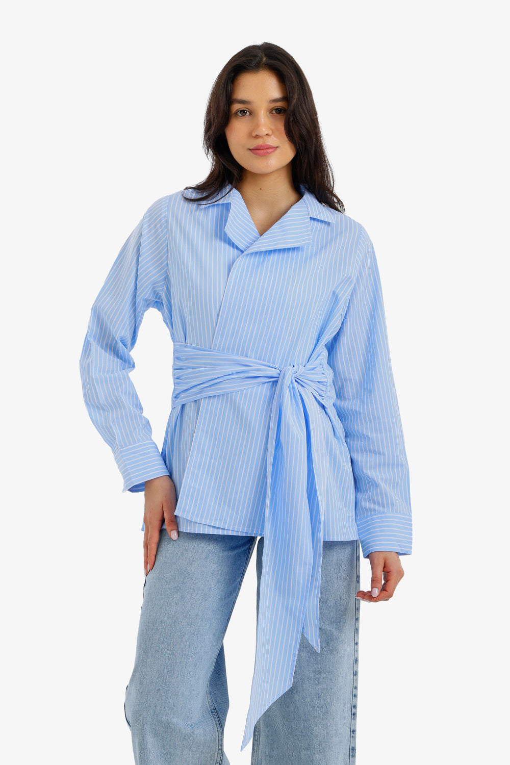 قميص مخطط بحزام