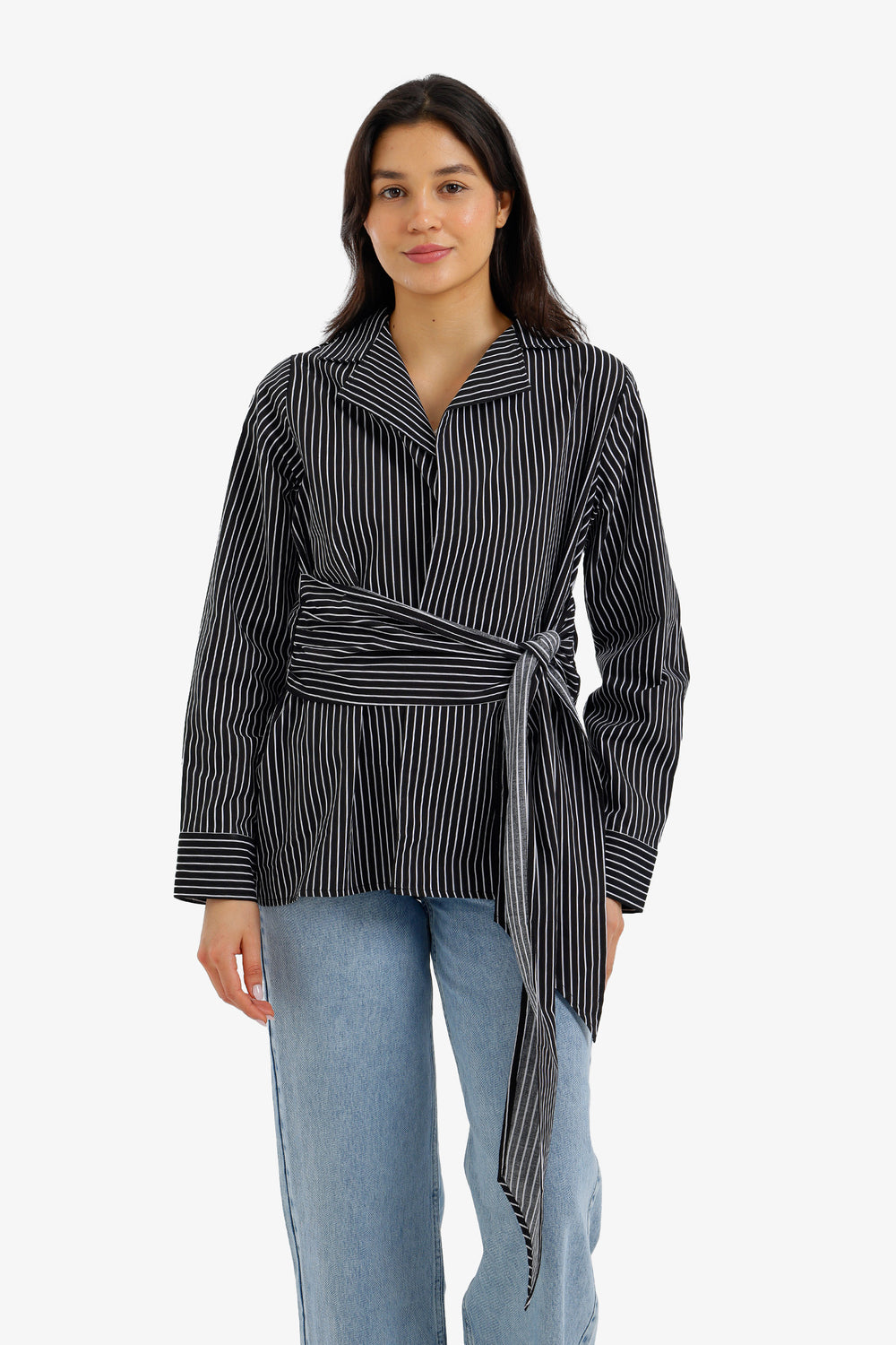 قميص مخطط بحزام