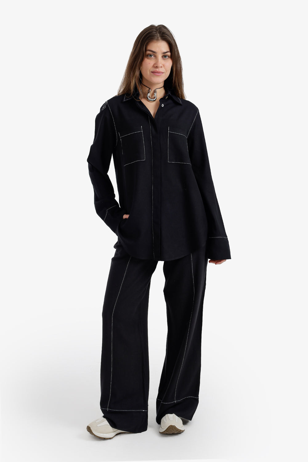 قميص عملي بخياطة متباينة