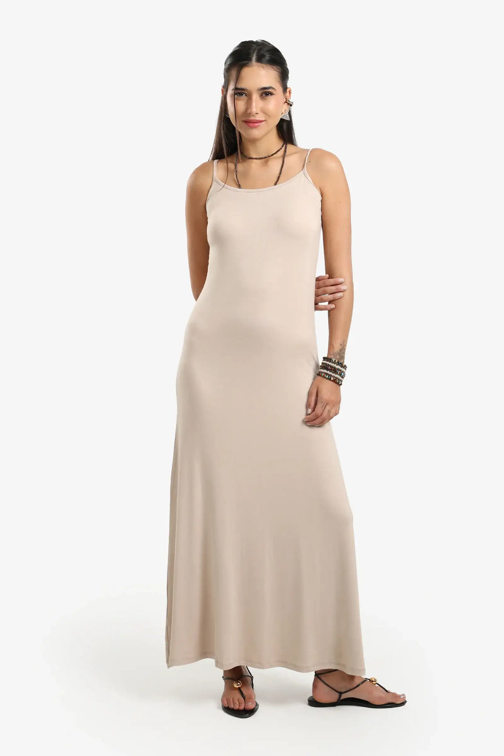 فستان ماكسي بحمالات وقصة منتظمة