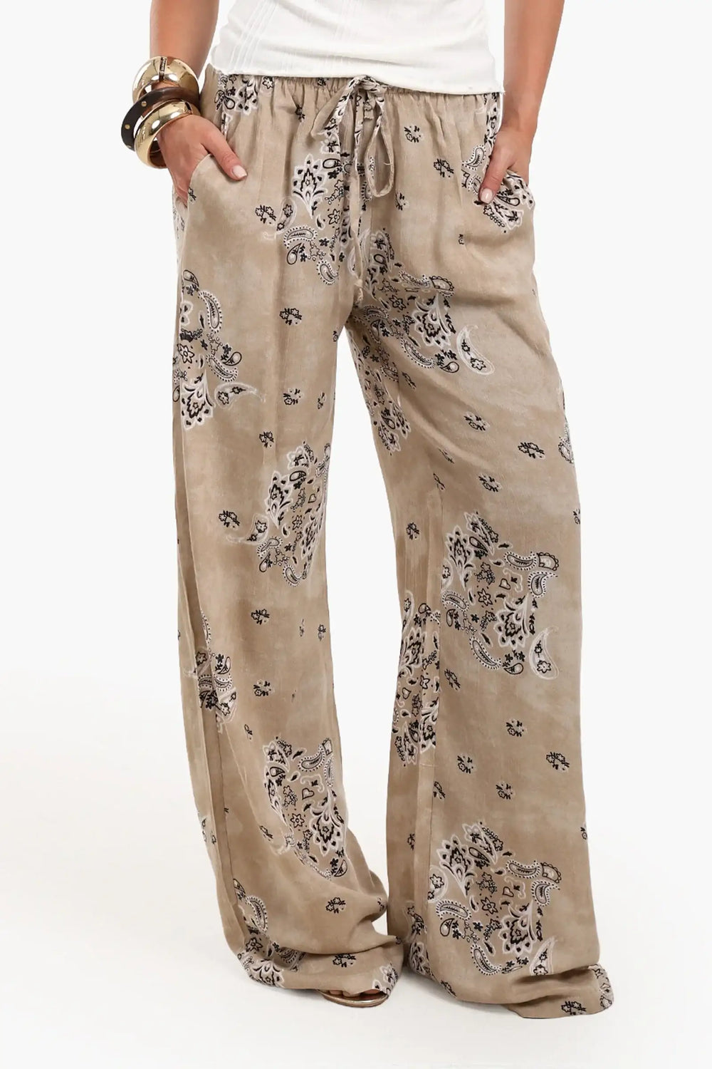 بنطلون بطبعة وأرجل واسعة