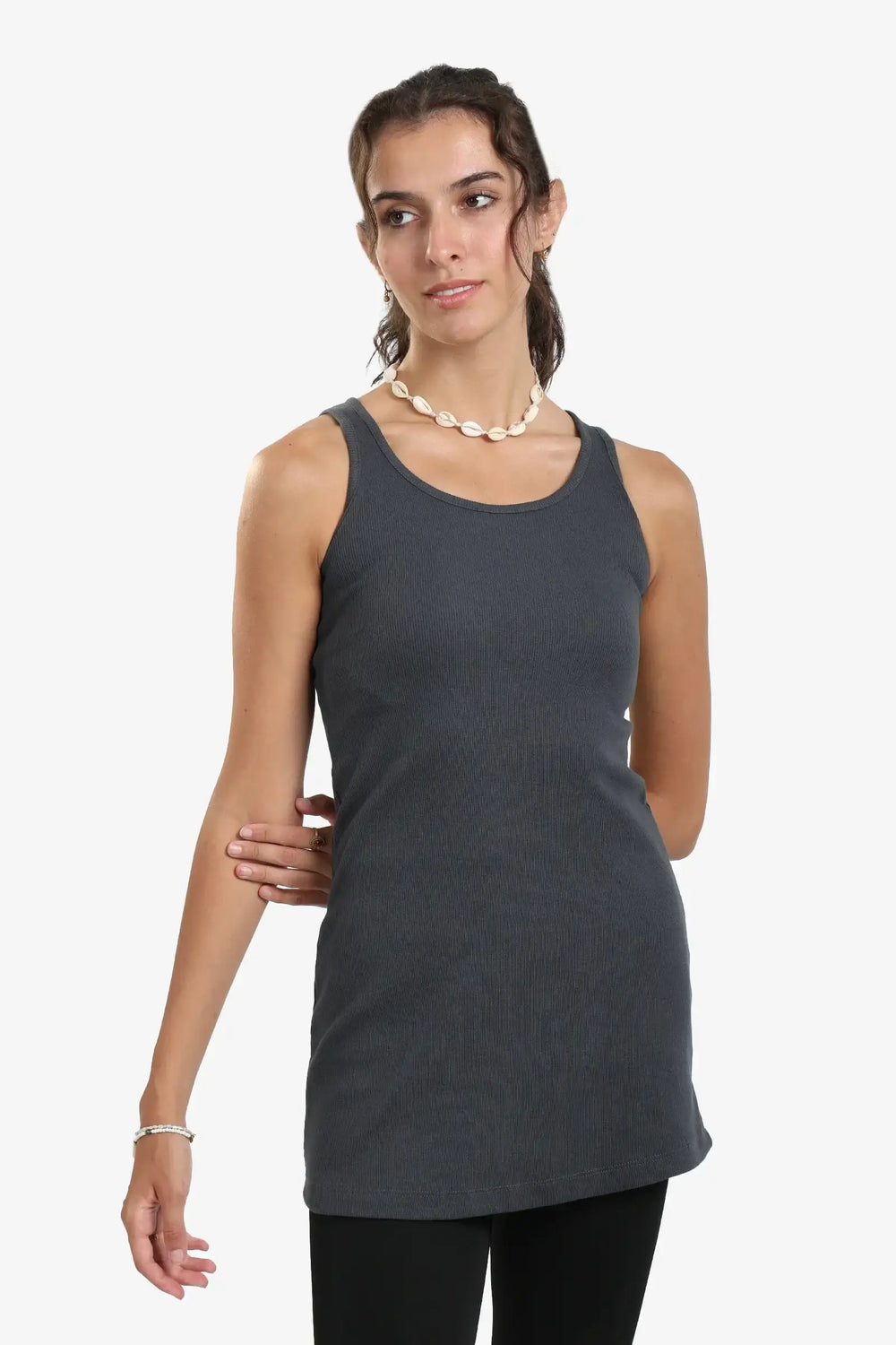 توب طويل بقصة ضيقة