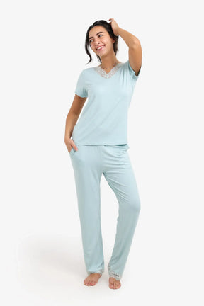 طقم بيجامة بتفاصيل دانتيل