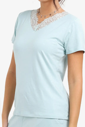 طقم بيجامة بتفاصيل دانتيل