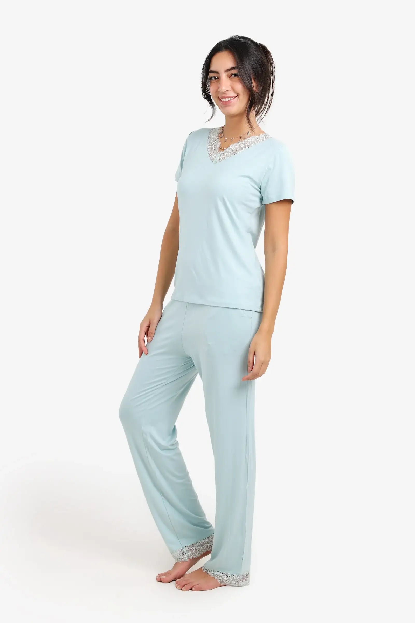 طقم بيجامة بتفاصيل دانتيل