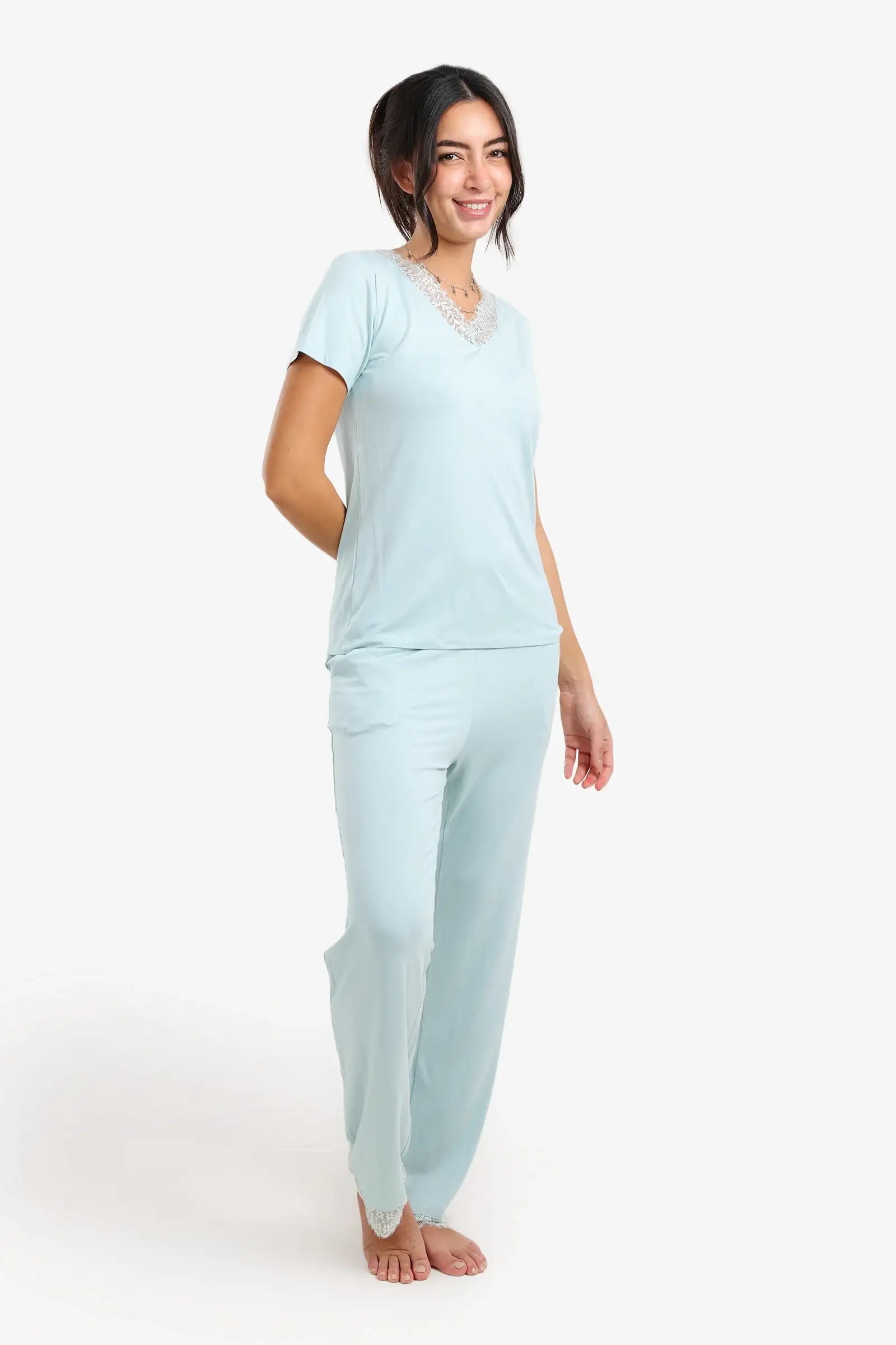 طقم بيجامة بتفاصيل دانتيل