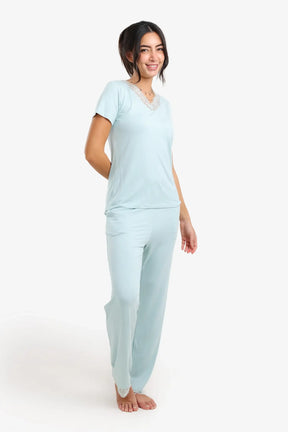 طقم بيجامة بتفاصيل دانتيل