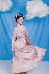 روب ساتان طويل بطبعة أوراق