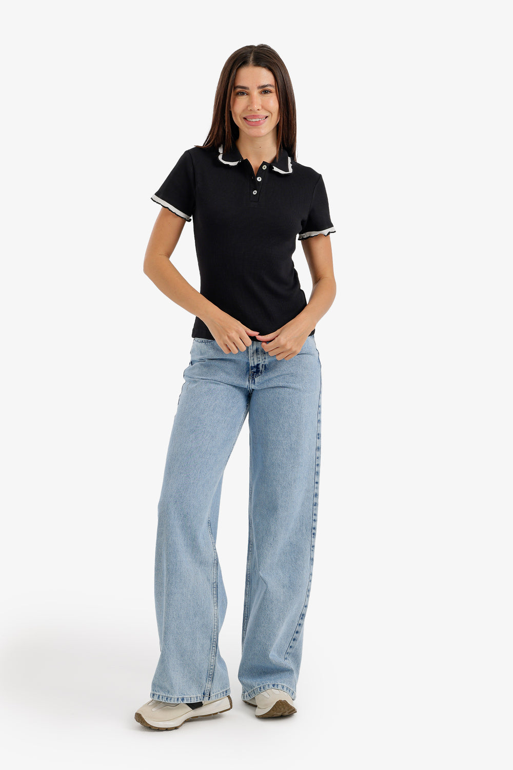 بلوزة بأطراف متموجة متباينة