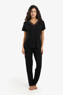 طقم بيجامة بتفاصيل دانتيل