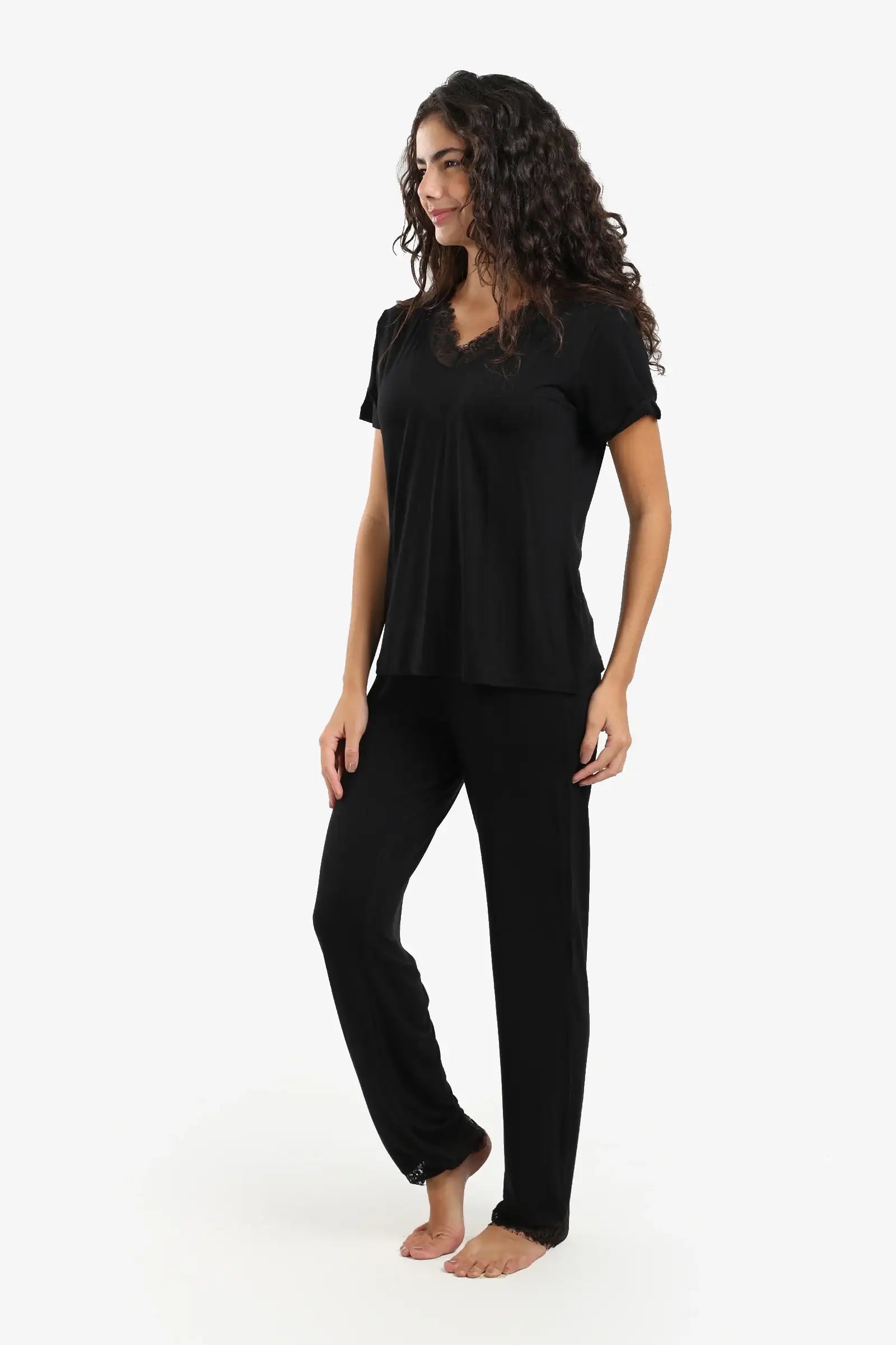 طقم بيجامة بتفاصيل دانتيل