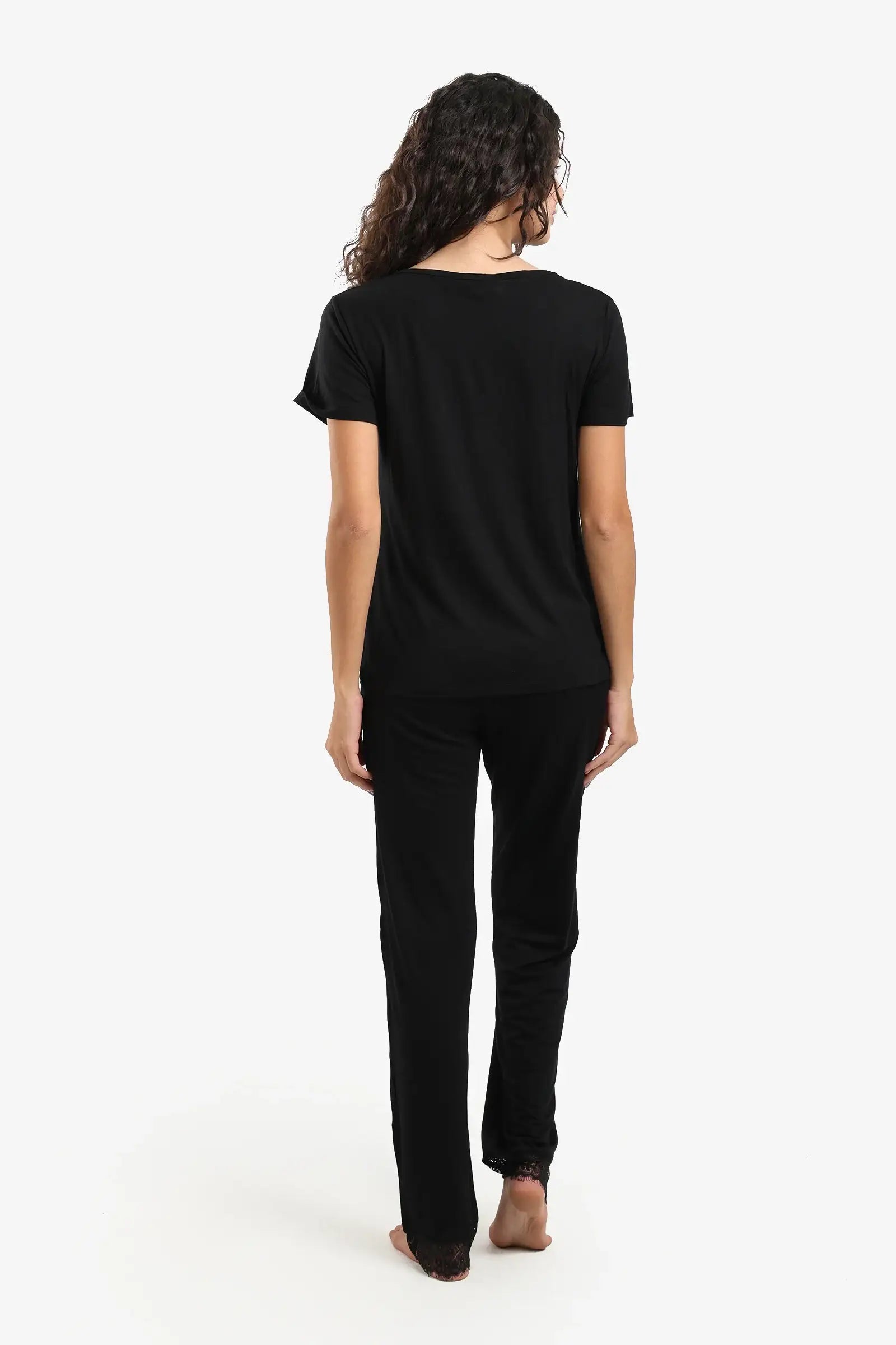 طقم بيجامة بتفاصيل دانتيل