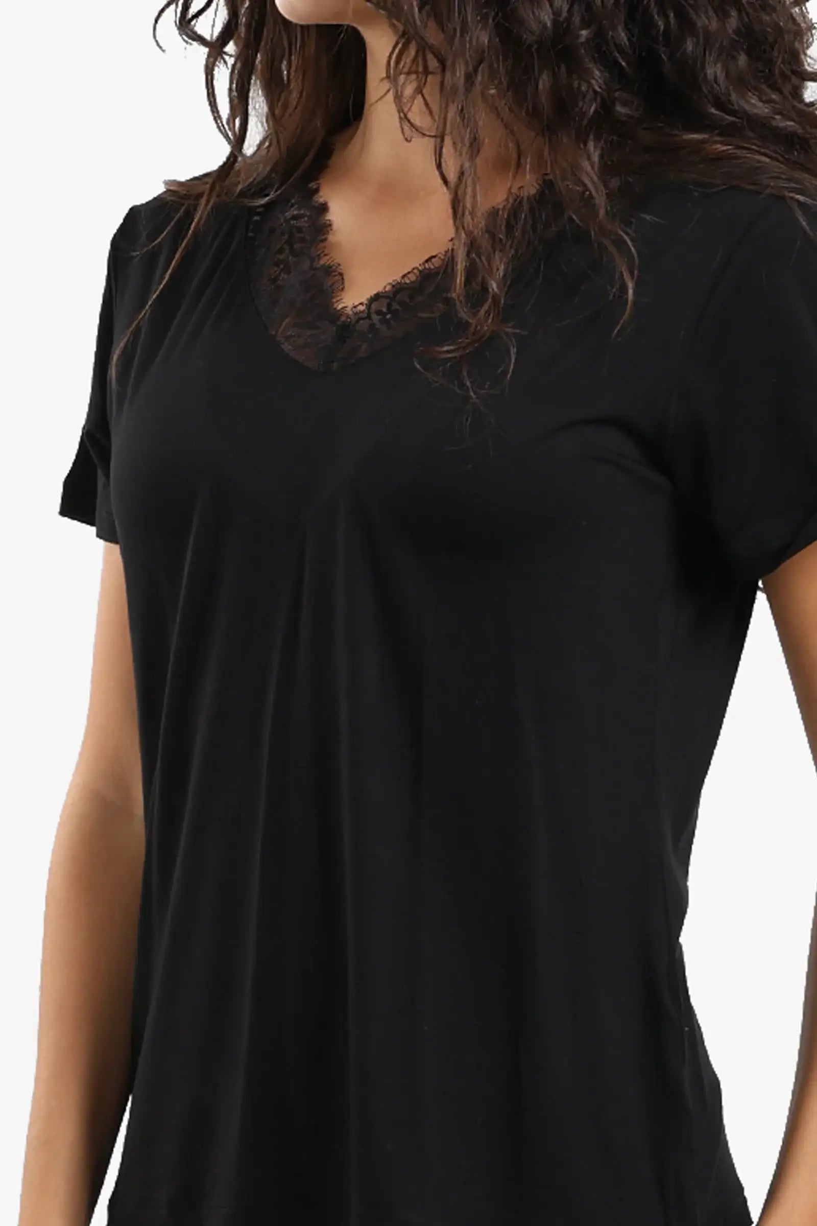 طقم بيجامة بتفاصيل دانتيل