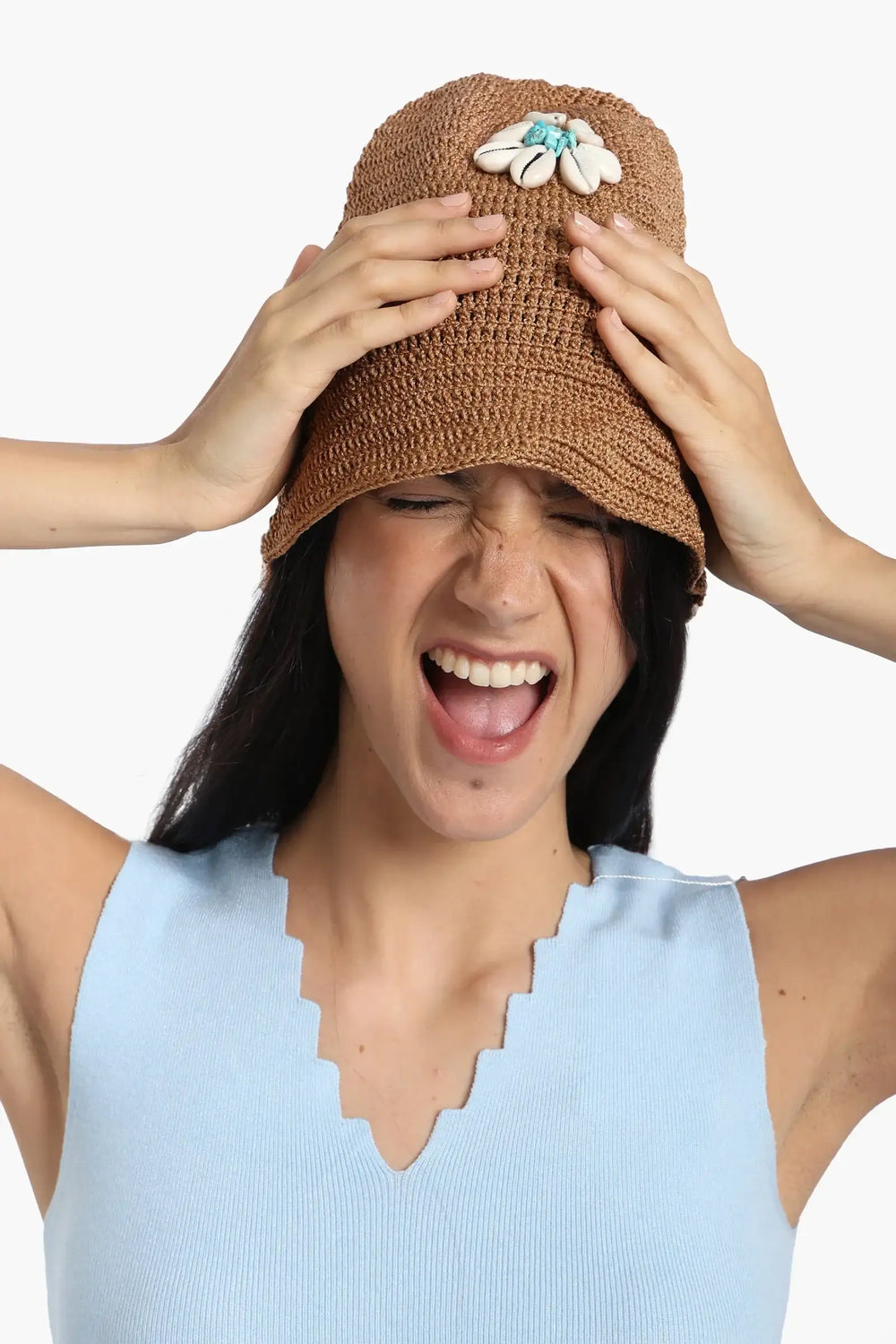 قبعة من القش مزينة بالأصداف