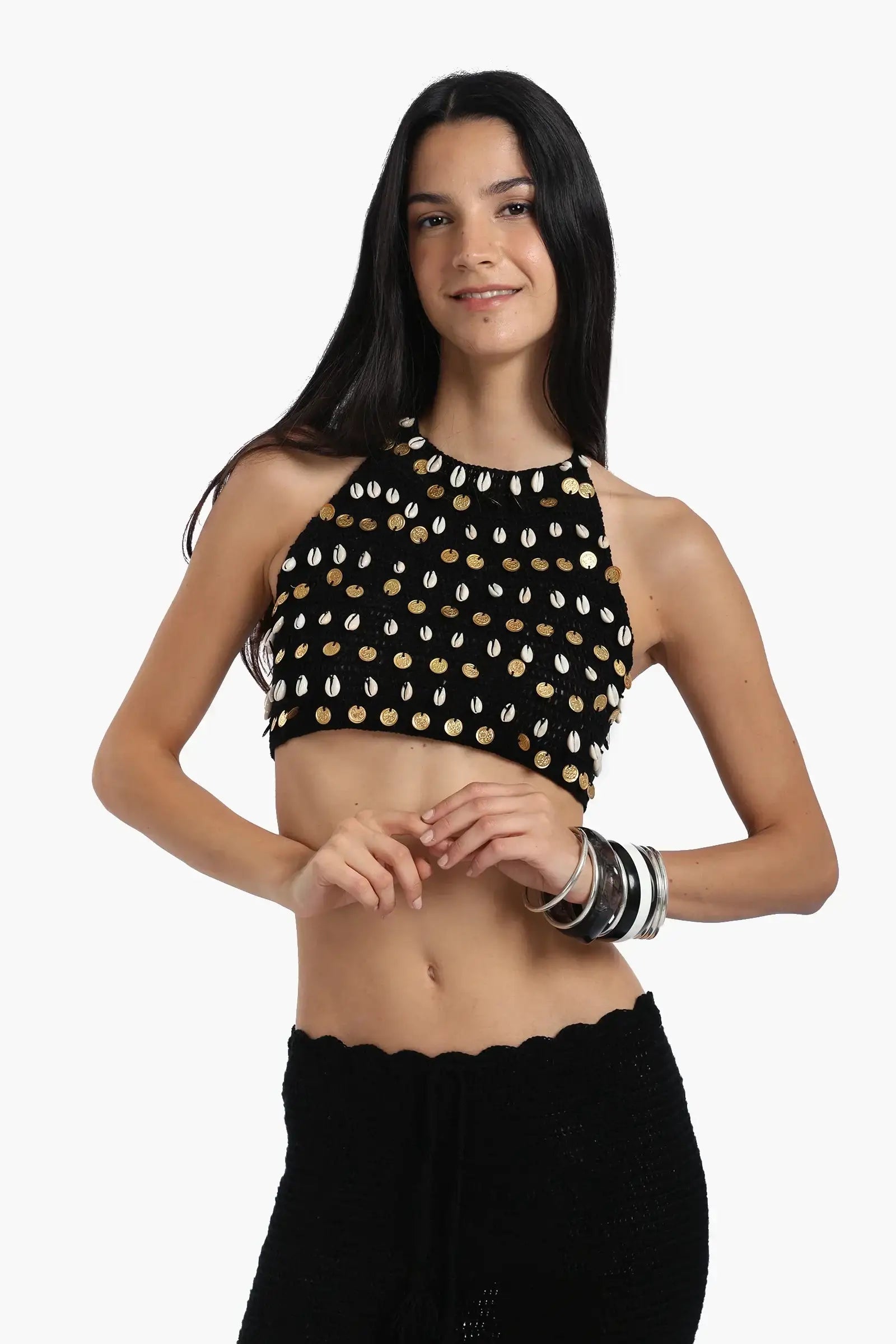 توب مزين بالأصداف والعملات