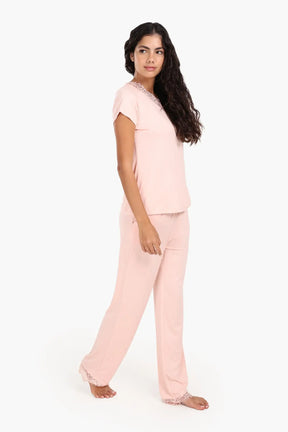 طقم بيجامة بتفاصيل دانتيل