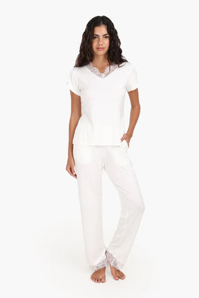 طقم بيجامة بتفاصيل دانتيل