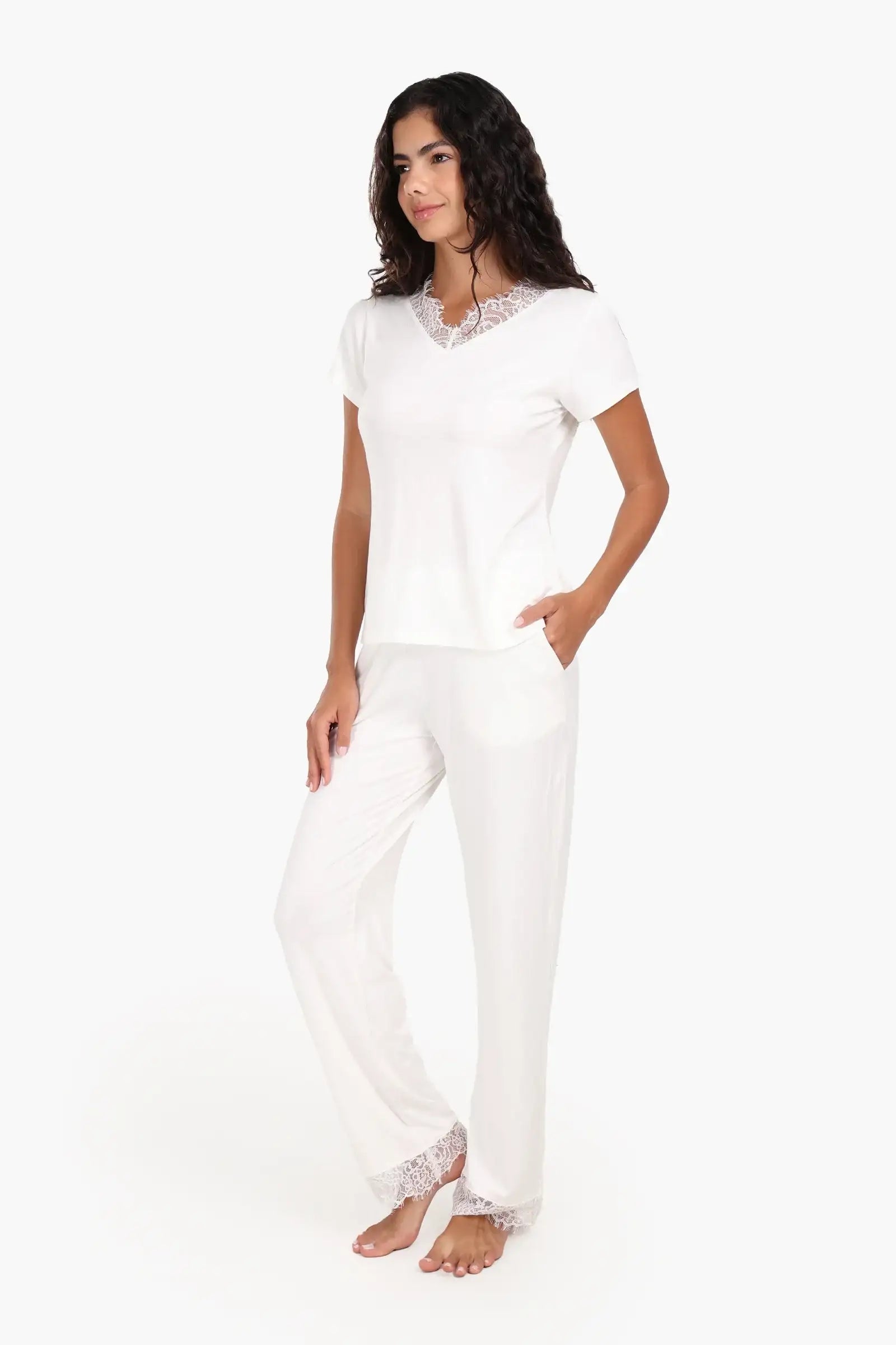 طقم بيجامة بتفاصيل دانتيل