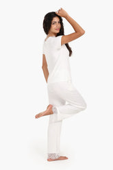 طقم بيجامة بتفاصيل دانتيل