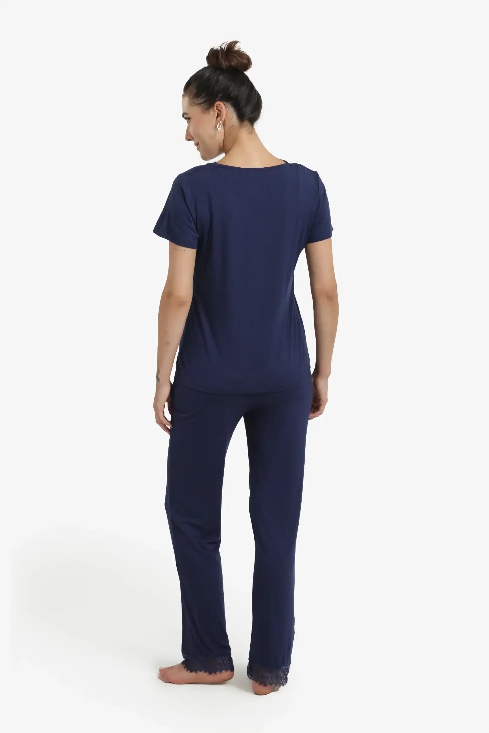 طقم بيجامة بتفاصيل دانتيل