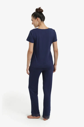 طقم بيجامة بتفاصيل دانتيل