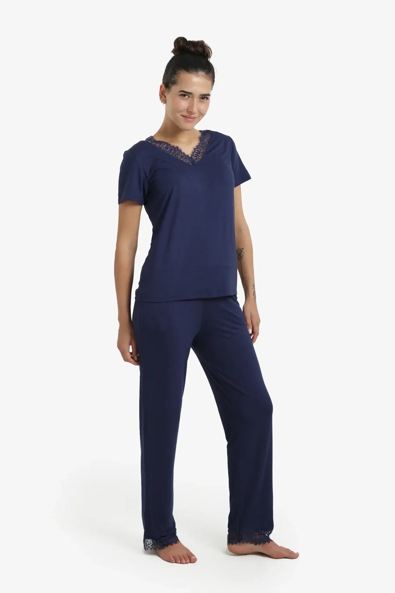 طقم بيجامة بتفاصيل دانتيل