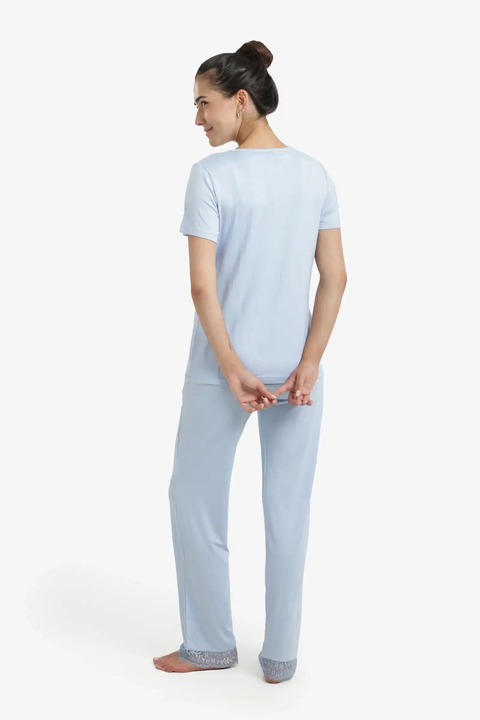 طقم بيجامة بتفاصيل دانتيل