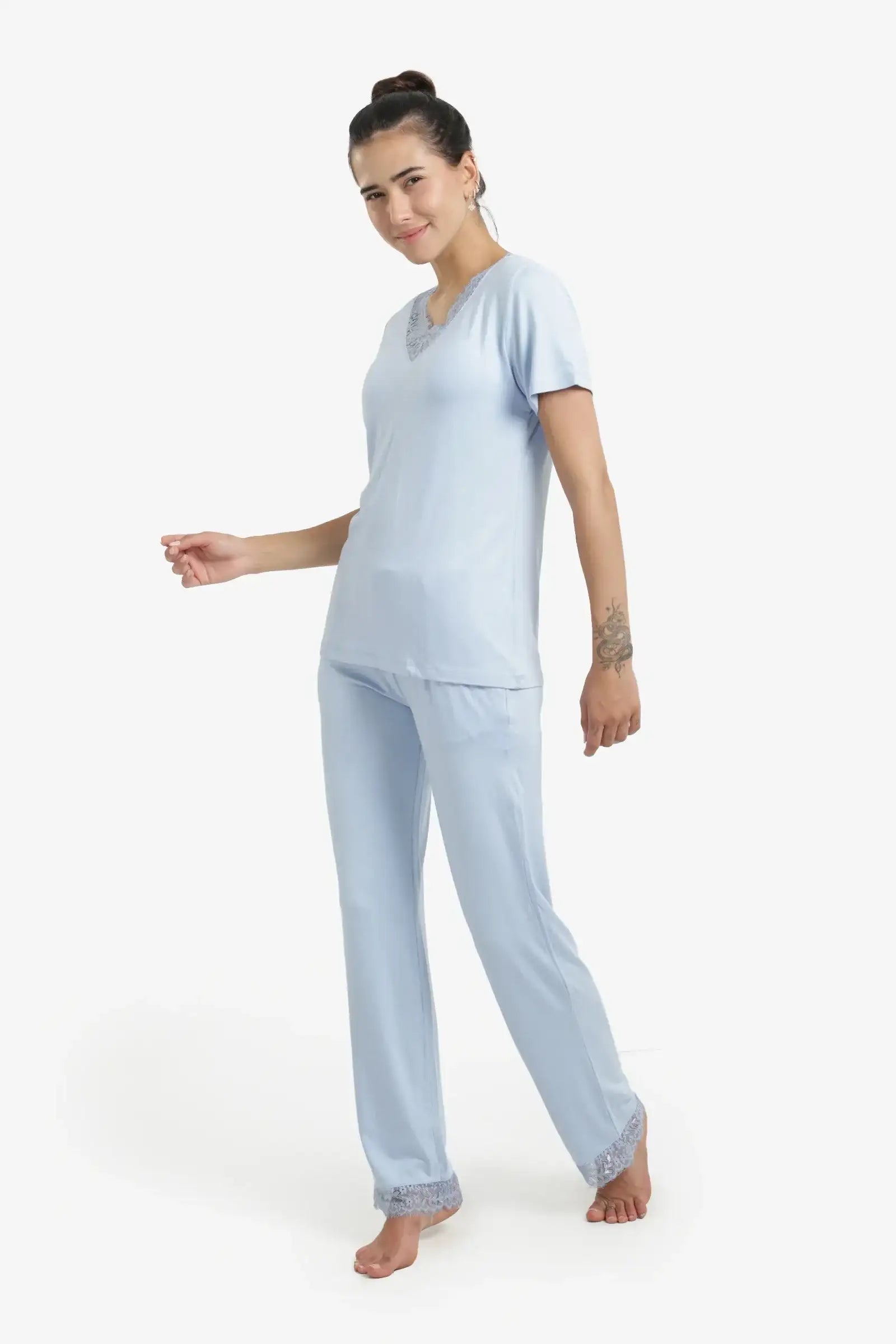 طقم بيجامة بتفاصيل دانتيل