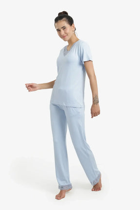 طقم بيجامة بتفاصيل دانتيل