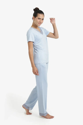 طقم بيجامة بتفاصيل دانتيل