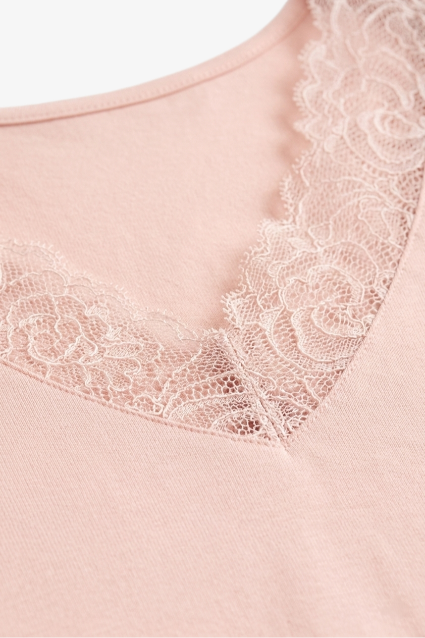 طقم بيجامة بتفاصيل دانتيل