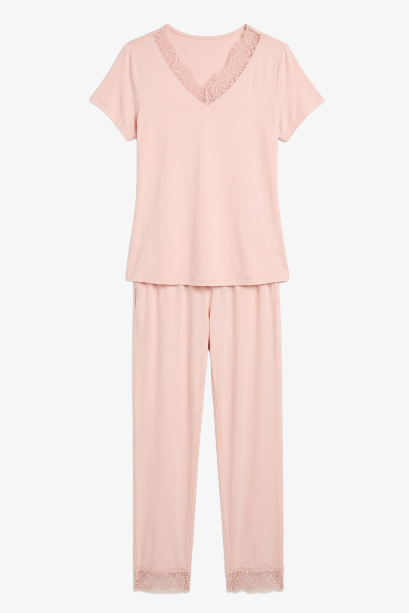 طقم بيجامة بتفاصيل دانتيل