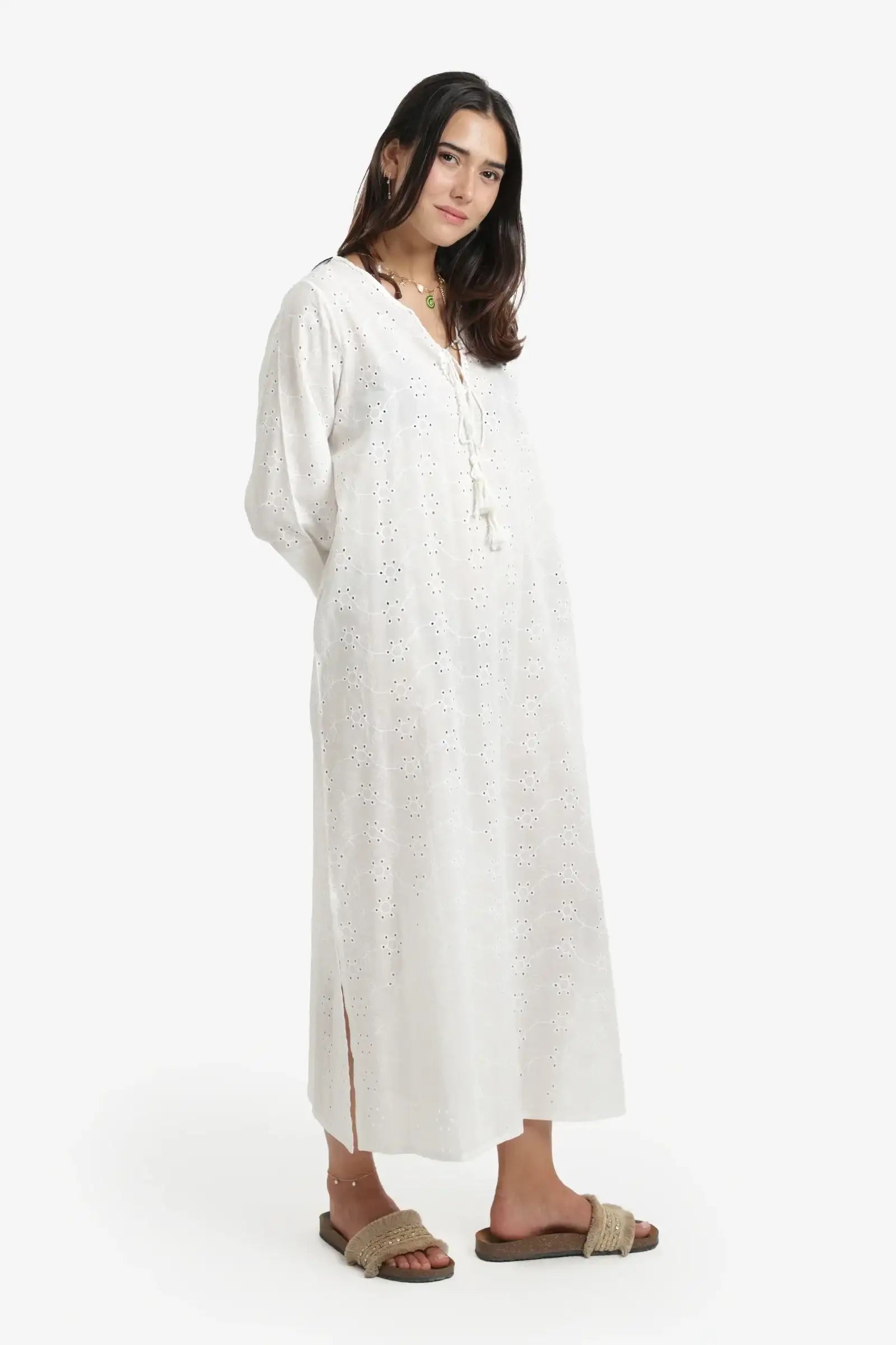 فستان مطرز بفتحات للشاطئ 