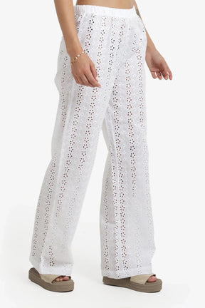 بنطلون مزين بتطريز مخرم للشاطئ