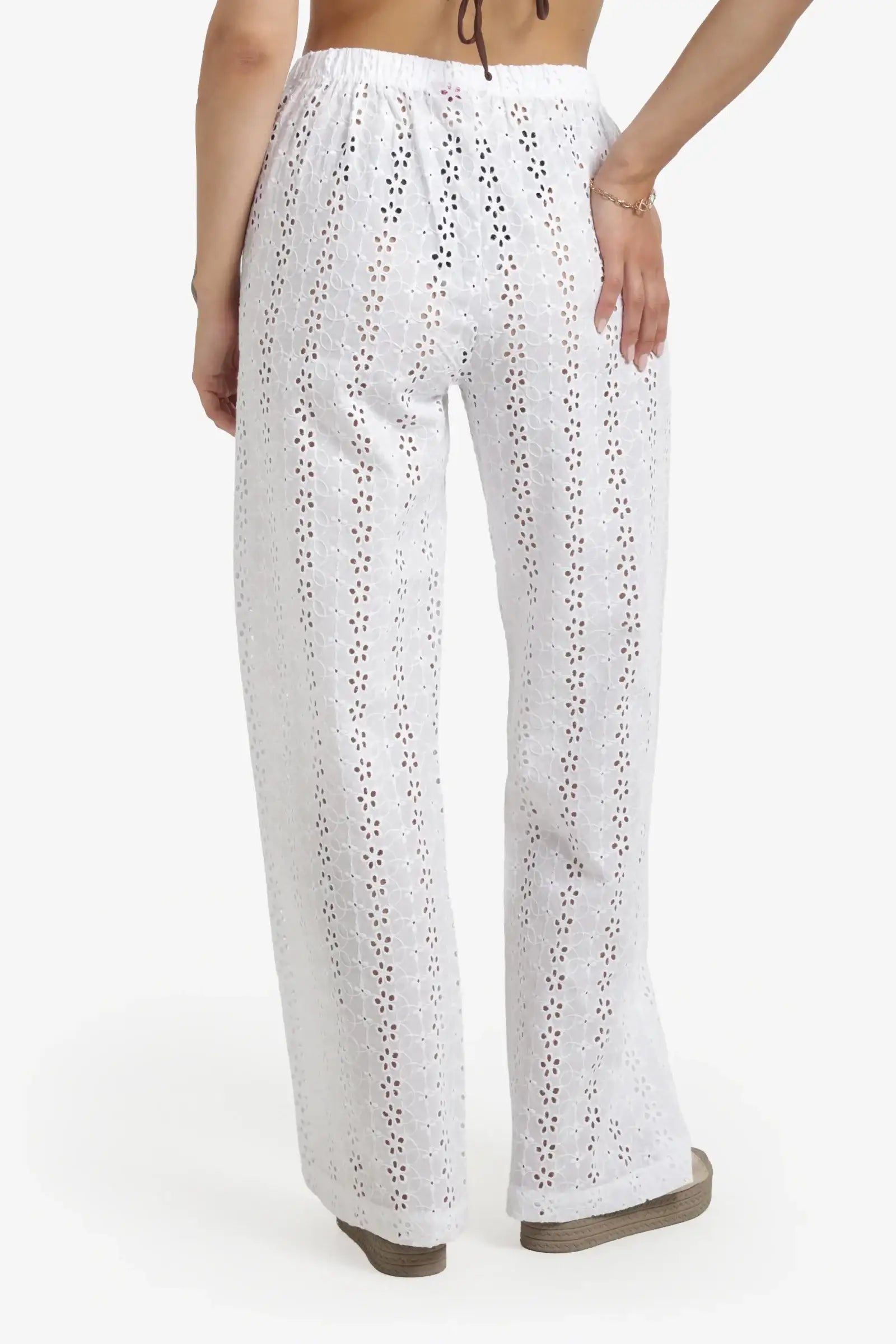 بنطلون مزين بتطريز مخرم للشاطئ