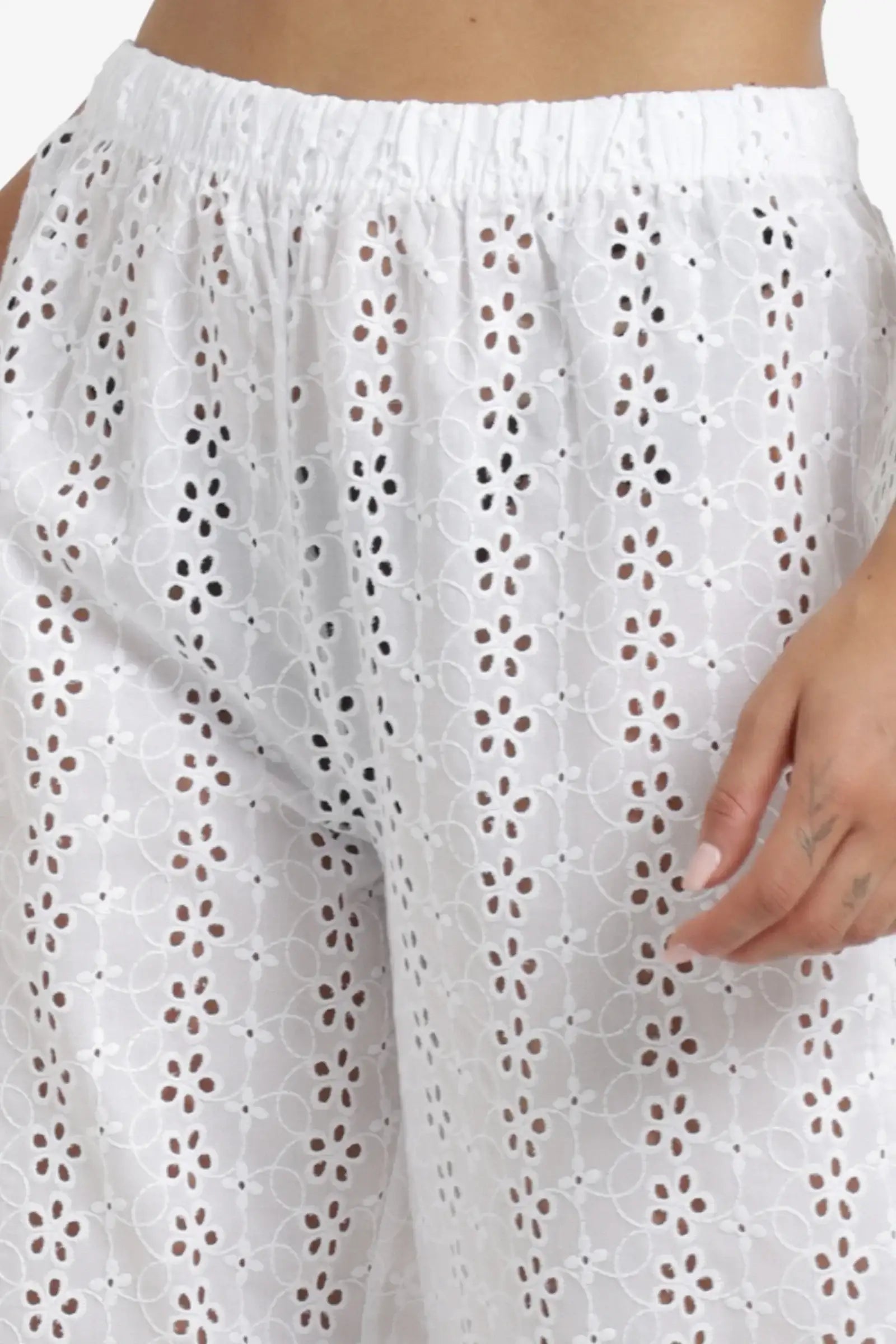 بنطلون مزين بتطريز مخرم للشاطئ