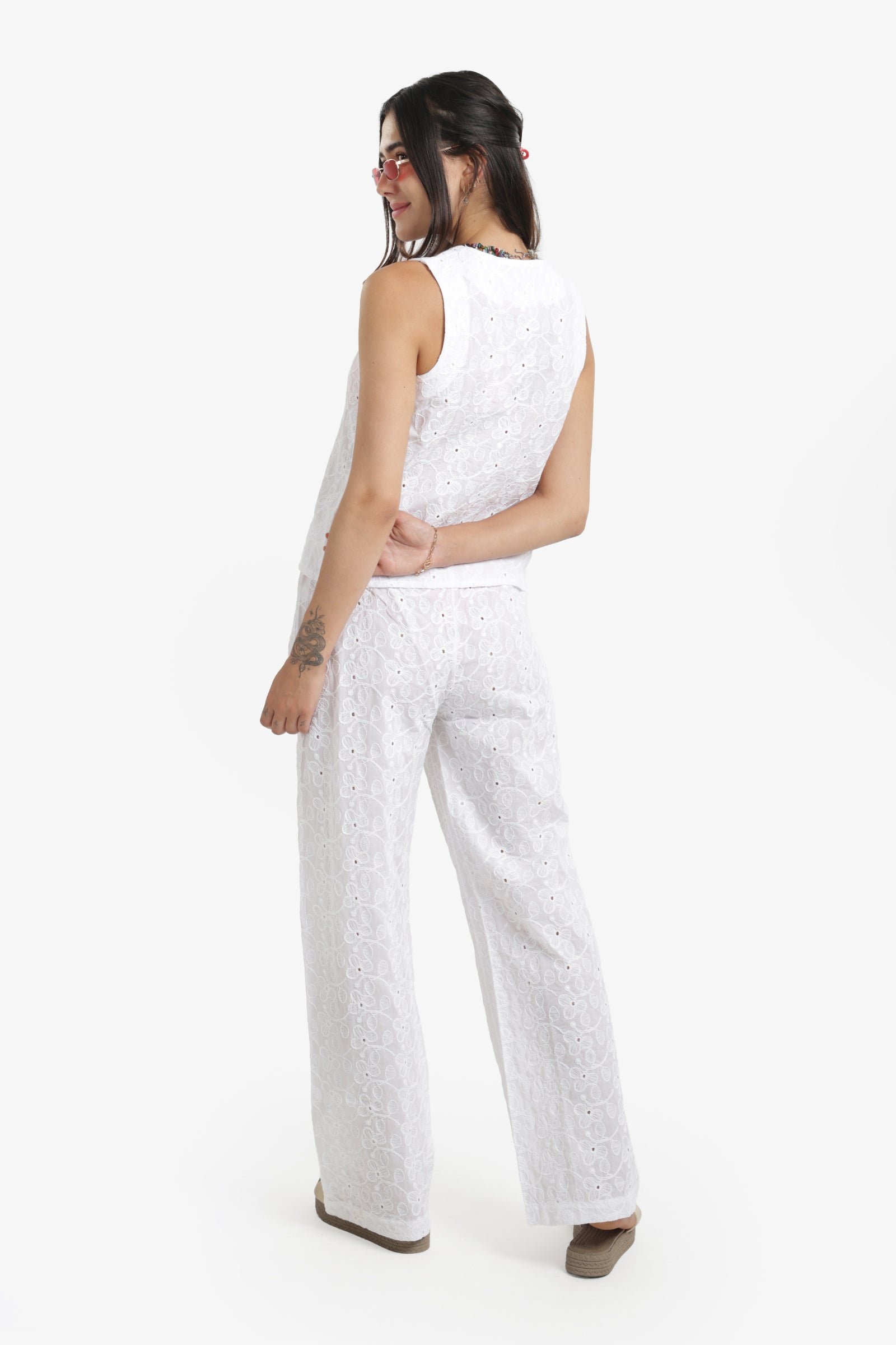 طقم شاطئ مطرز مع رباط