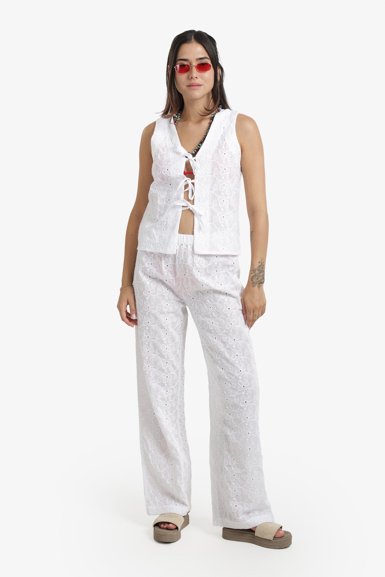 طقم شاطئ مطرز مع رباط