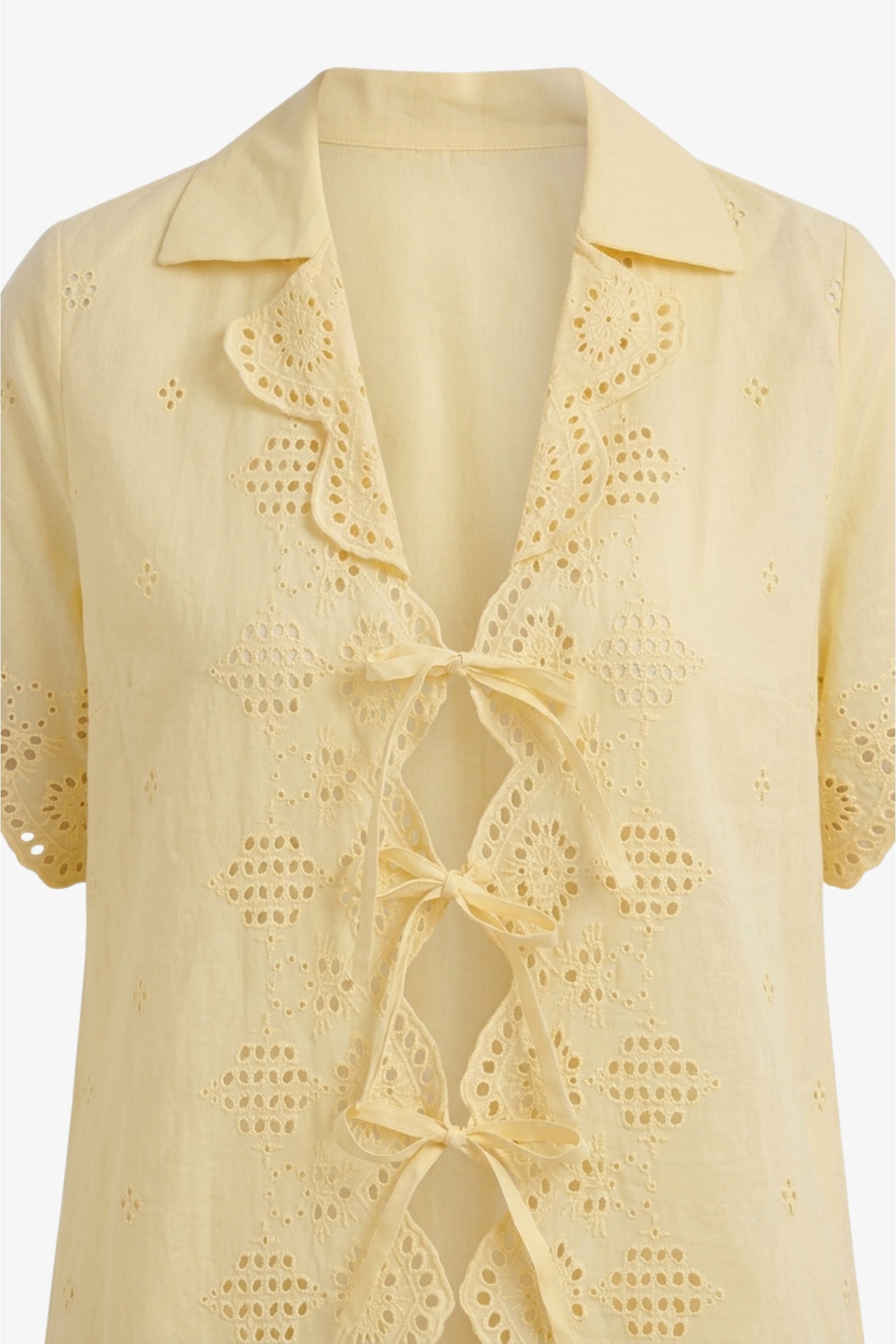 طقم شاطئ بتفاصيل مفرغة