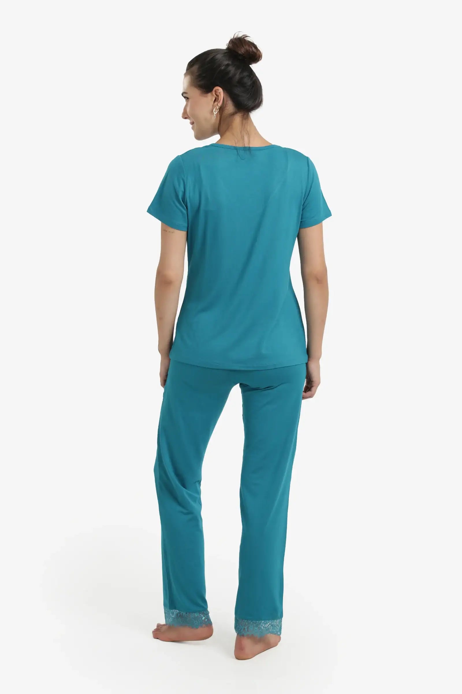 طقم بيجامة بتفاصيل دانتيل