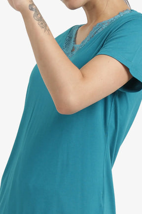 طقم بيجامة بتفاصيل دانتيل