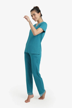 طقم بيجامة بتفاصيل دانتيل