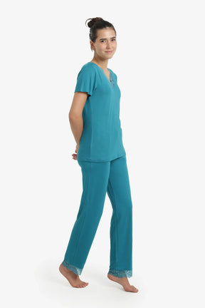 طقم بيجامة بتفاصيل دانتيل