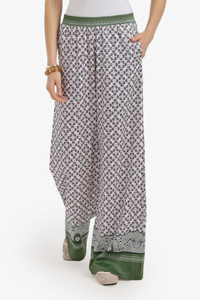 بنطلون مطبوع بأرجل واسعة